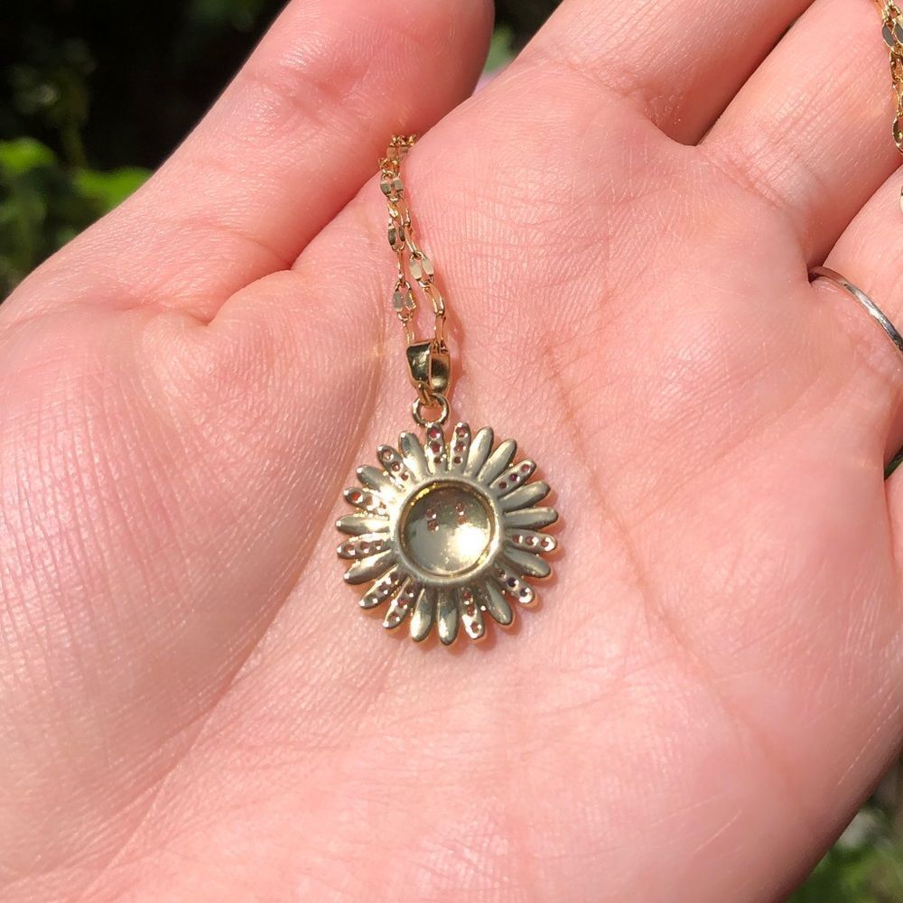 18k Gold Plated Flower Charm necklace - Picture 15 of 16